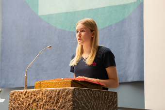 Junge Frau liest die Lesung