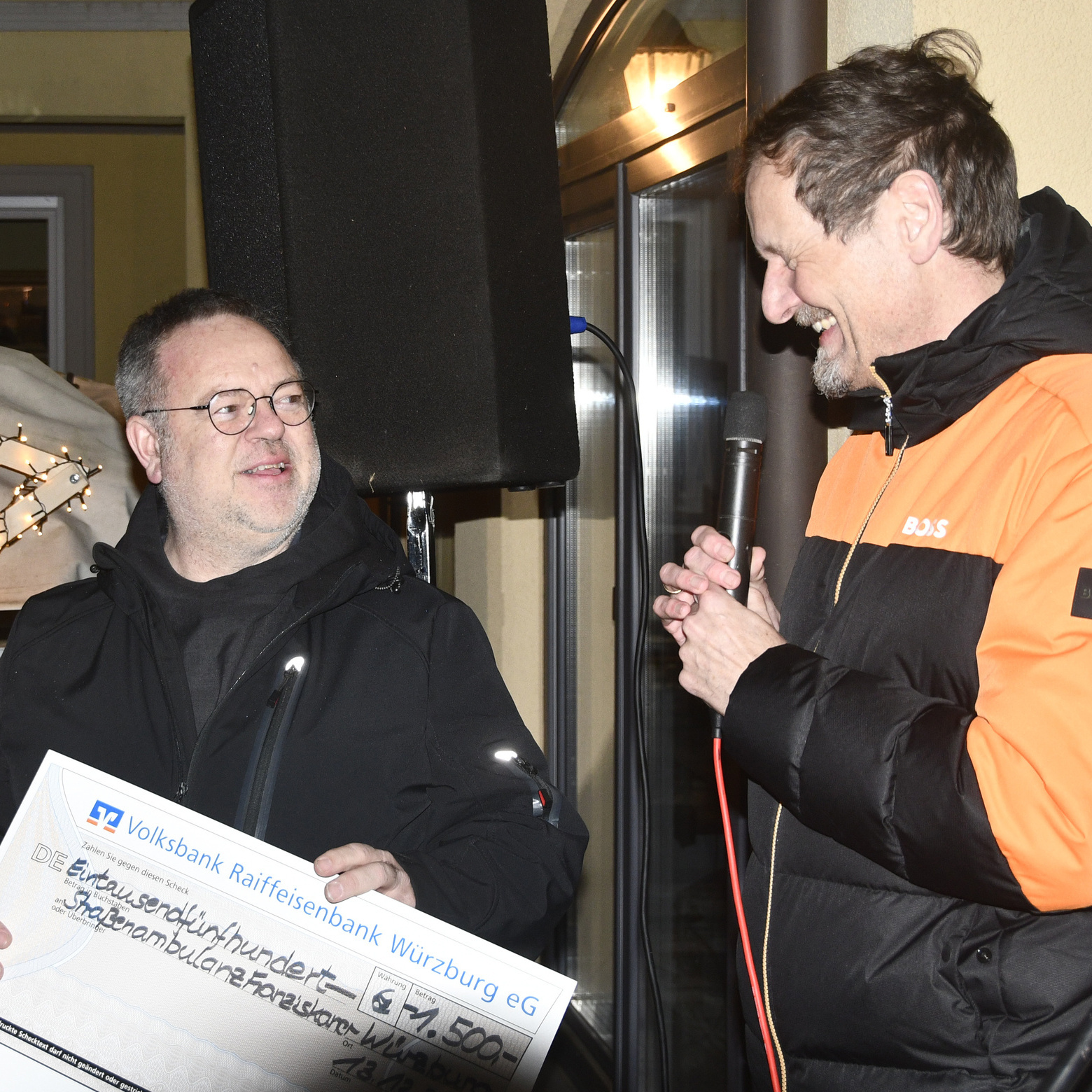 Scheckübergabe an Pater Tobias