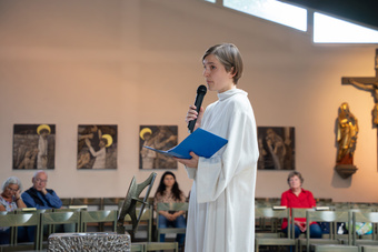 Schwester Maria Schmitt bei der Predigt