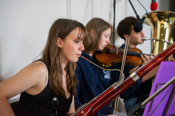 Junge Frau spielt Fagott