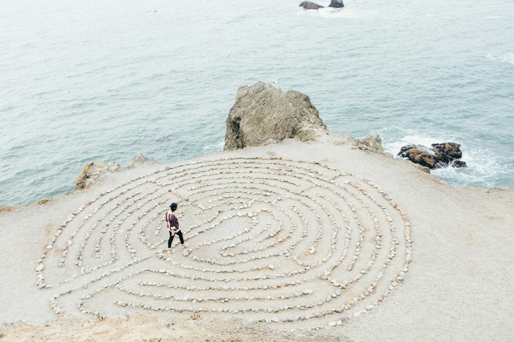 Mensch läuft durch Labyrinth