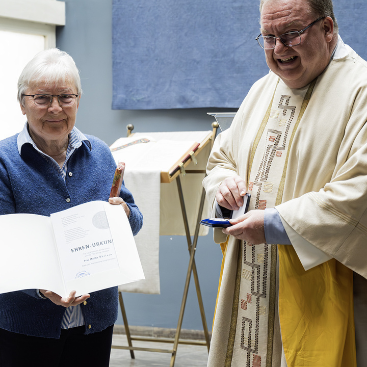Martha Öhrlein mit Ehrenurkunde