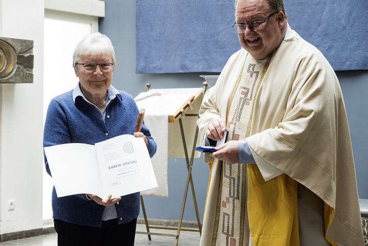 Martha Öhrlein mit Ehrenurkunde