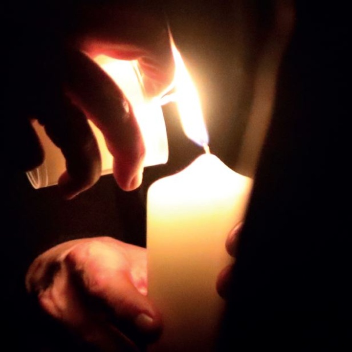 Eine Kerze wird angezündet